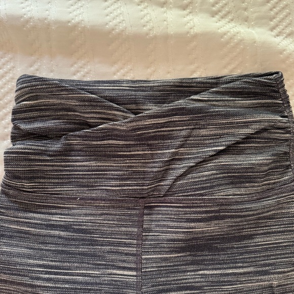 Luluemon, Grey striped workout pants, Capris, size 4, condition New - Picture 2 of 3